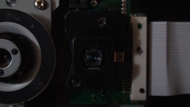 Inside a DVD player - the laser mechanism смотреть онлайн