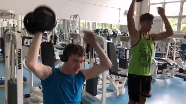 Прокачка трицепса на коляске в тренажёрном зале смотреть онлайн