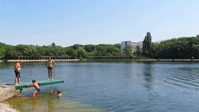 Озеро в Железноводске в разгар летнего сезона смотреть онлайн