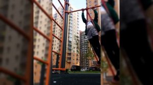 Спорт. Дети. Обучалка. Подтягивания на турнике с резинкой. Сможешь повторить!!!