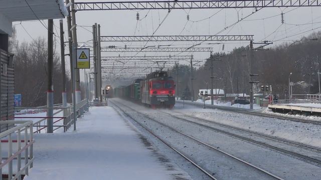 Электровозы ВЛ80С-1006/1005 и ВЛ80С-2723 и электровоз ВЛ80С-1084 с грузовыми поездами