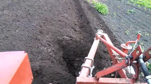 Немного осенней вспашки китайским (1L-220) плугом. смотреть онлайн