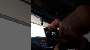 киа рио 3 скрытое подключение видеорегистратора через плафон