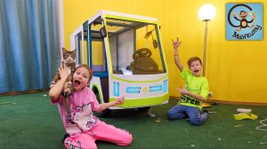 Диана и Даня строят машину - Перед Автобуса, Бампер и Фары. Манкиту