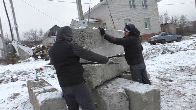 Большой дом за разумные деньги - часть 13. Установка блоков ФБС День 3 смотреть онлайн