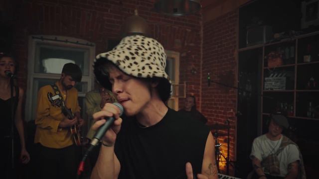 VADEE - Схожу с ума (Acoustic Live) смотреть онлайн