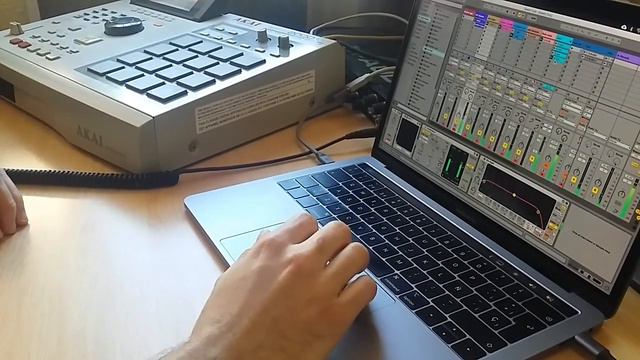 MPC 2000 XL synced to Ableton (Classic House) смотреть онлайн
