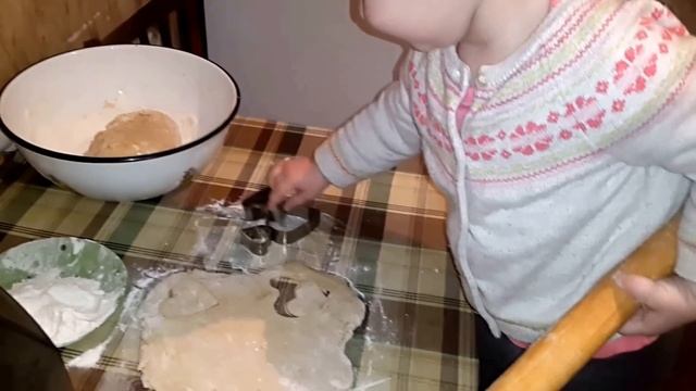 Хозяюшка помогает маме печь печенье Забавная малышка Funny Baby Елена смотреть онлайн