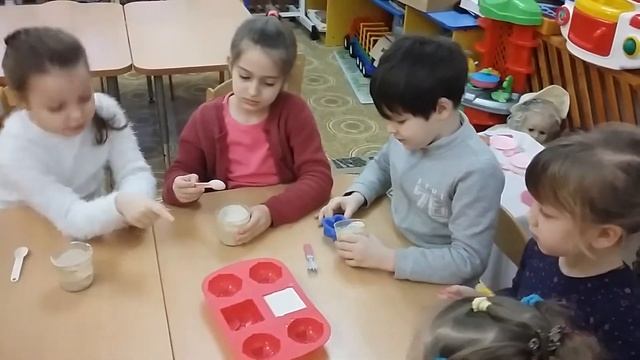 Заливаем силиконовые формы гипсом в детском саду. Формы для матрешек смотреть онлайн