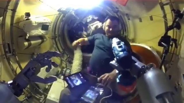 Робот Федор пользуется дрелью и протирает руки полотенцем смотреть онлайн