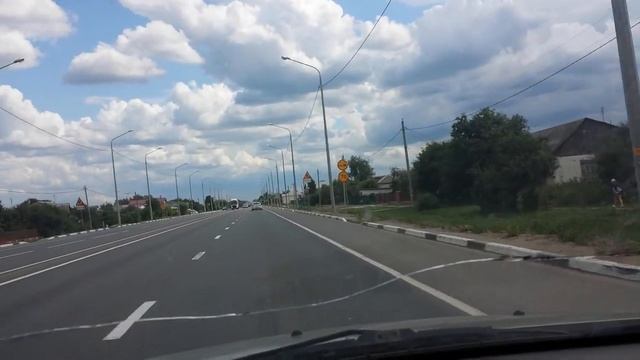 Жёлтый знак 40 км в час и камера на столбе. смотреть онлайн