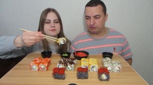 Мукбанг суши роллы сет 1,5 КГ черные роллы с икрой. Всех с праздником!