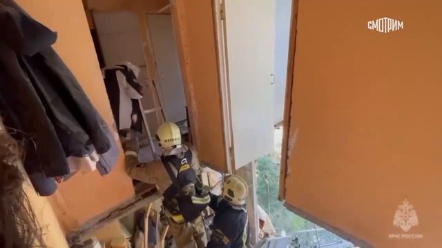 "Бабушка, не стойте у этого края, отойдите подальше внутрь", - успокаивают женщину спасатели. смотреть онлайн