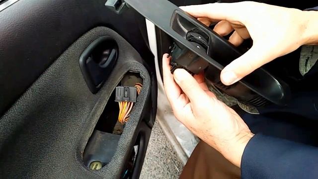 Remplacer bouton leve vitre Renault Clio 2 coté conducteur смотреть онлайн