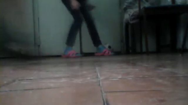 Я играю со своей двоюродной сестрой в футбол