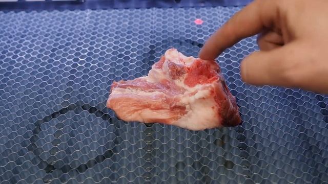 Можно ли разрезать мясо, сосиски и курицу на лазерном станке Сумасшедшие эксперименты. смотреть онлайн