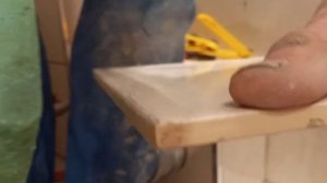 Подрезка и обработка резаного края керамической плитки.