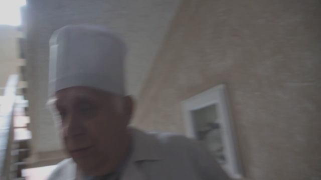 Лікар НДІ реабілітації інвалідів тікає від журналістів смотреть онлайн