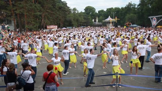 Рекорд по одновременному исполнению танца "меренге" в Хабаровске - 29.06.13 смотреть онлайн