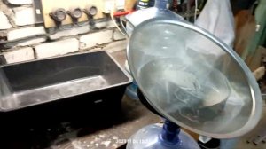 Просеиваю песок для пескоструя