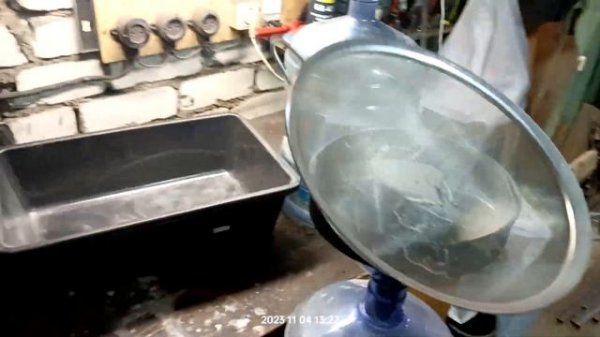 Просеиваю песок для пескоструя