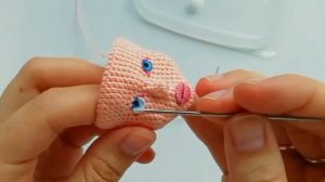 Вышивка глаз вязаной кукле (процесс)