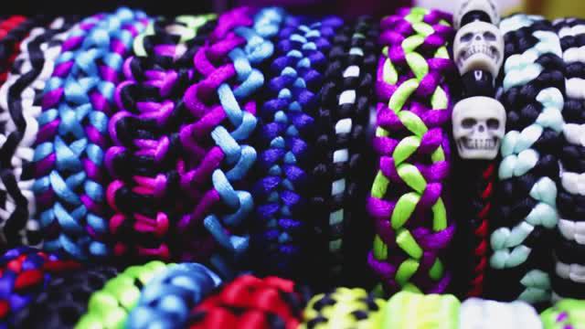 Как сплести простой браслет из атласного шнура