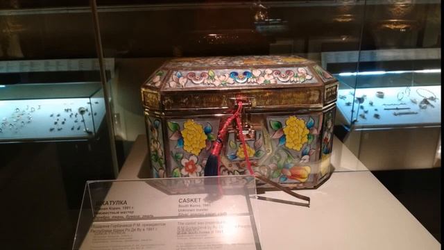 Центр Москвы. Экспозиция Исторического музея. Катаюсь на карусели смотреть онлайн