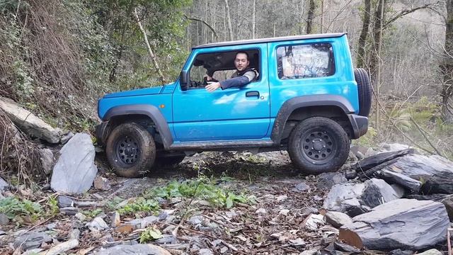 ?? Damos la vuelta en un camino estrecho con el Suzuki Jimny 2021 смотреть онлайн