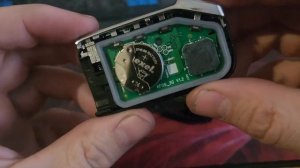 Как открыть брелок бесключевого доступа и заменить батарейку.