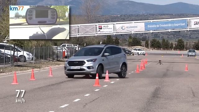 Ford Kuga 2017 - Maniobra de esquiva (moose test) y eslalon | km77.com смотреть онлайн