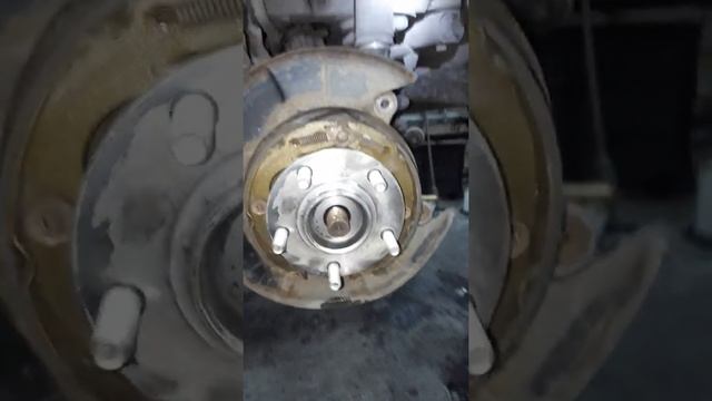 замена задних ступичных подшипников на примере Mitsubishi autlender смотреть онлайн