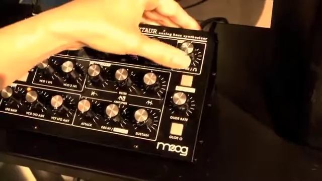 Аналоговый синтезатор Moog Minitaur смотреть онлайн