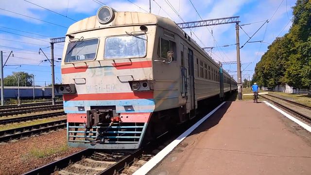 Электропоезд ЕР9м-516 №6306 Чернигов-Нежин подаётся на посадку смотреть онлайн