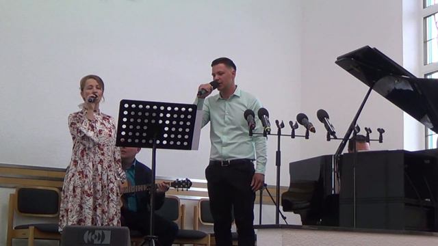 Песню "Не знаю, почему открыт мне благодати дар" поёт группа прославления в церкви г. Рамштайн смотреть онлайн