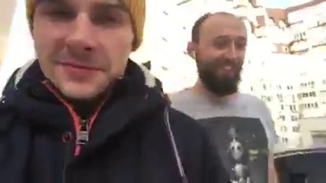 Саша Борода в футболке идет в мороз по улице. смотреть онлайн