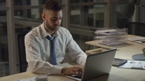Человек работающий на компьютере. Футаж для видеомонтажа #198.