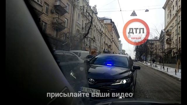 Невероятный уровень крутости: наш читатель Виктор в центре Киева на улице Прорезная/Пушкинская смотреть онлайн