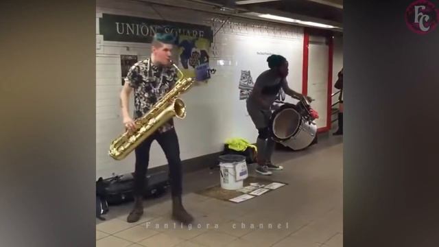 ИГРА НА САКСОФОНЕ В ПЕРЕХОДЕ | PLAYS THE SAXOPHONE IN TRANSITION смотреть онлайн
