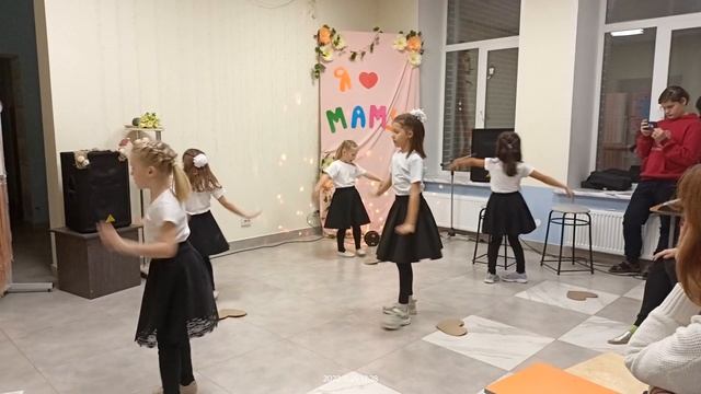 "Я маме эту песню подарю" ТАНЕЦ студия LOOK at ME смотреть онлайн