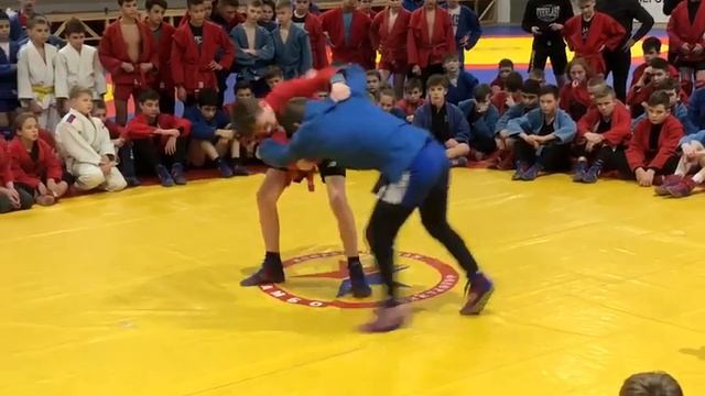 Учит и показывает тренер. На сборах. Продолжение. смотреть онлайн