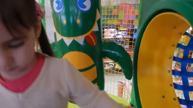 ВЛОГ Играем на детской площадке / VLOG playing on playground смотреть онлайн