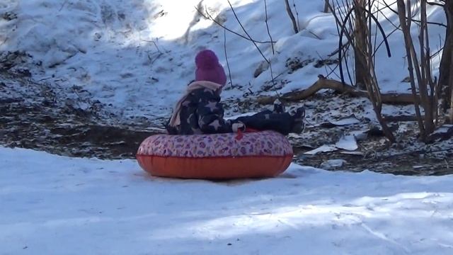 Катание на тюбинге!!! Горка на даче!!!) смотреть онлайн