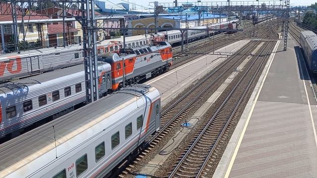 ЭП2К-241 отправляется со станции Омск-Пассажирский с поездом №137 Новокузнецк-Нижневартовск. смотреть онлайн