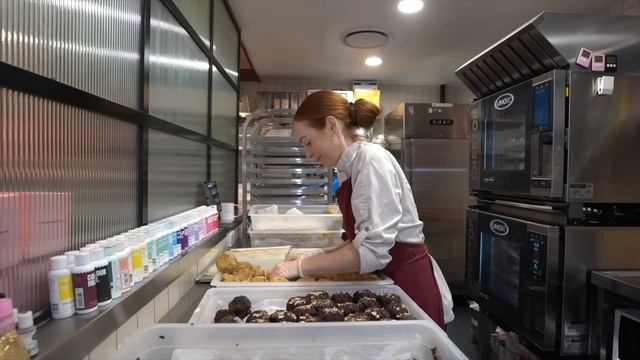 A day in my life baking 1000 cookies смотреть онлайн