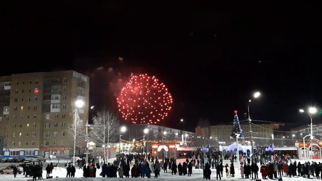 Новогодний салют в городе Ухта 01.01.2020 смотреть онлайн