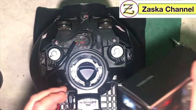 Detailed How to: change the Headlight Bulb of a Kawasaki Vulcan S - Step by Step смотреть онлайн