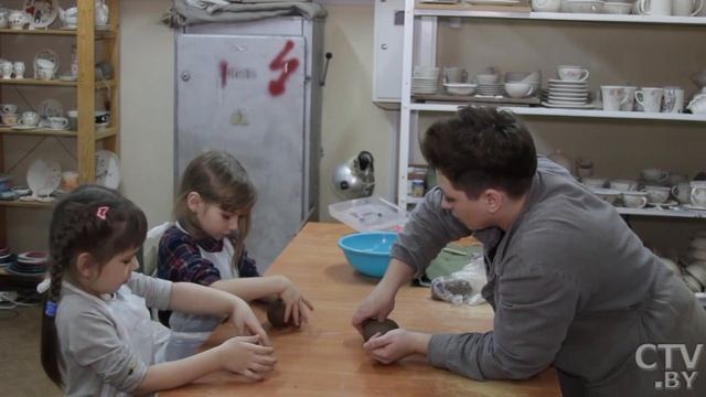 «Из такой посуды и еда вкуснее». Мастер-класс по созданию кружек из красной глины смотреть онлайн