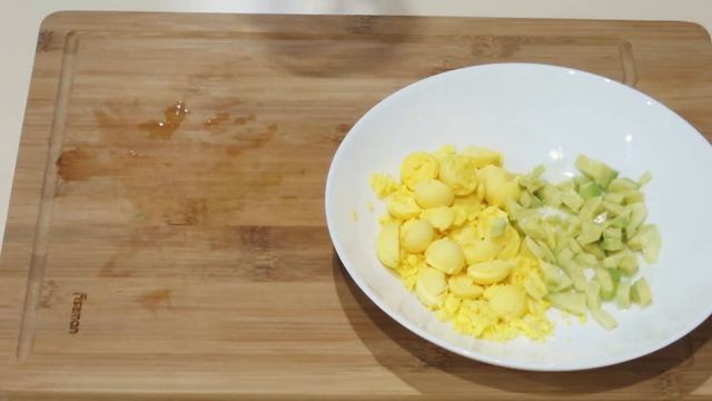 Фаршированные перепелиные яйца с авокадо и красной икрой / Stuffed Eggs