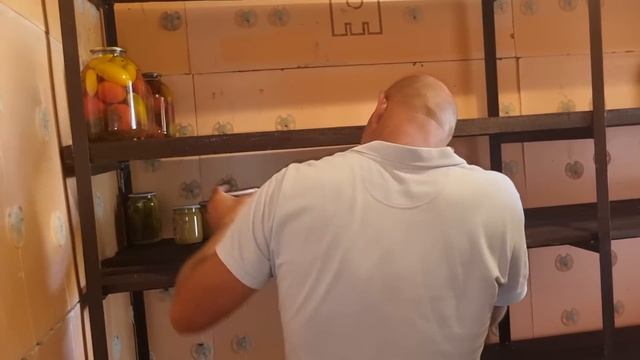 У нас в пруду выросли трофейные рыбины. Погреб уже функционирует. Думаем об облицовке фундамента! смотреть онлайн